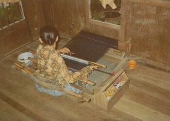 Menjaga Warisan Leluhur Lewat Benang: Kisah Perempuan Bugis Penenun di Pagatan